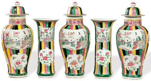 Guarnición de chimenea formada por tres tibores y dos vasos tipo zun, de porcelana de Compañía de Indias con esmatles de la Familia Rosa, Dinastía Qing, época de Qianlong (1736-95)