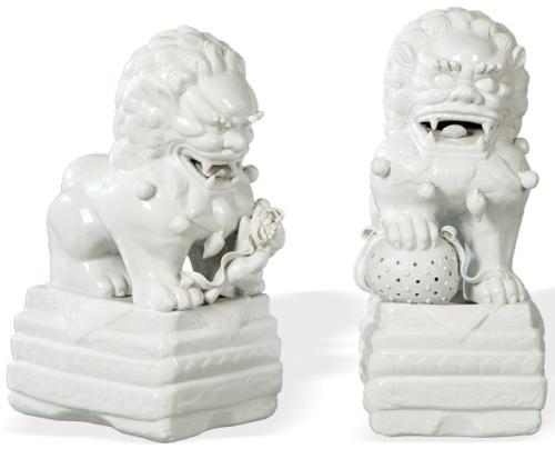 Pareja de leones de Foo en porcelana con vidriado blanco, posiblemente europeos S. XX.