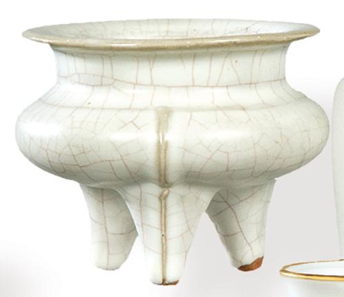 Incensario trípode de porcelana china blanca monócroma craquelada S. XX.