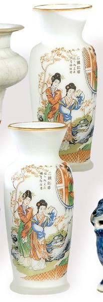 Pareja de jarrones de opalina pintados, China primera mitad S. XX.