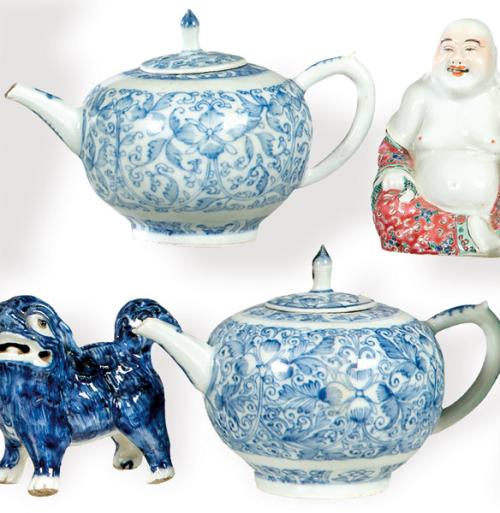 Pareja de teteras de porcelana china azul y blanco Dinastía Qing, S. XVIII.