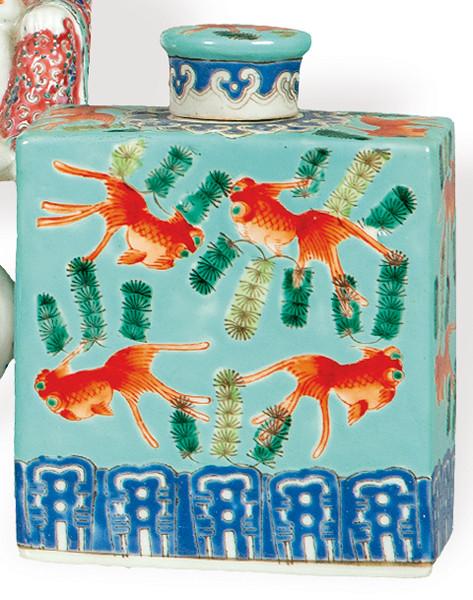 Bote de te de porcelana china con esmaltes polícromos S. XX