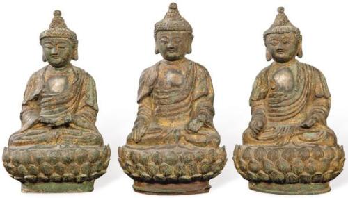  Tres Buda sentados