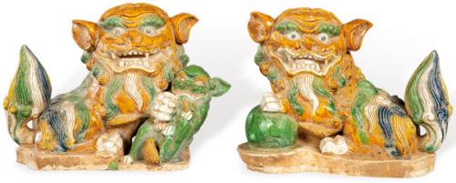 Pareja de leones de Foo en cerámica china vidriada en verde, amarillo, blanco y azul cobalto S. XX.