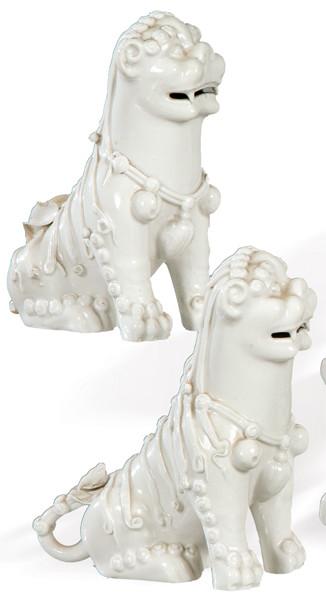  Pareja de Leones de Foo de porcelana blanca de Vista Alegre, Portugal S. XX.