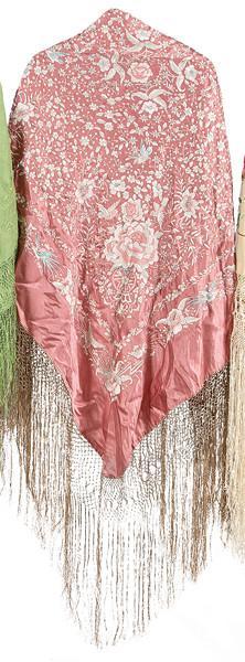  Mantón de Manila en satén rosa bordado a mano en tonos pastel con decoración de aves y flores.