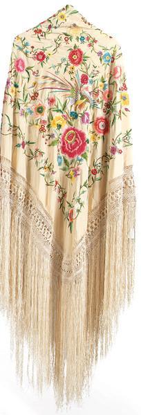  Mantón de Manila de crespón bordado a máquina artesanal con fondo beis y decoración de grandes peonías, pájaros y flores.