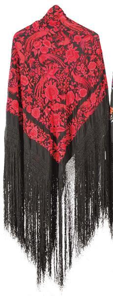  Mantón de Manila de seda negra bordado en fucsia con decoración de flores y aves.