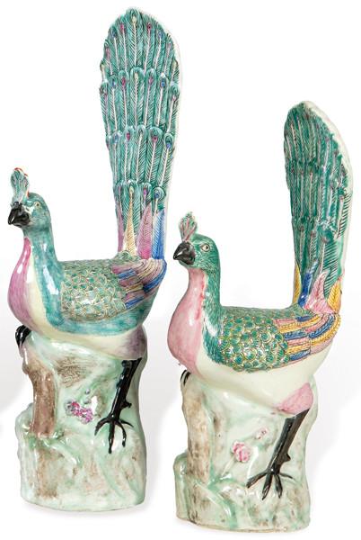 Pareja de pavos reales de porcelana china siguiendo modelos de Compañía de Indias S. XX.