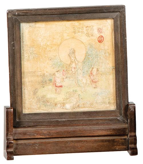 Placa de madera con decoración grabada y coloreada "Guanyin con Niños" China pp. S. XX.