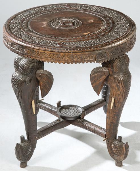 Mesa auxiliar india con cabezas de elefante.