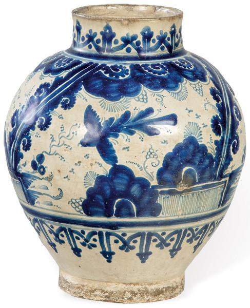  Tibor en cerámica vidriada en azul y blanca de Puebla, siguiendo modelos orientales. Antiguamente utilizados como especieros en la cocina tradicional poblana.