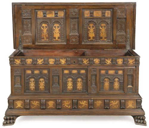 Arca de novia en nogal tallado y marquetería en boj.