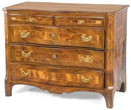  Cómoda transición Carlos III - Carlos IV en madera de nogal con decoración de marquetería y herrajes de bronce de época posterior.