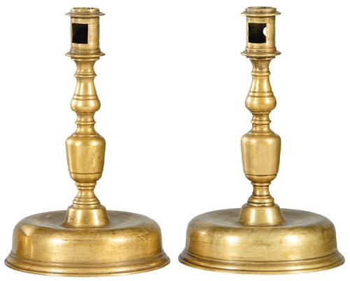  Pareja de candeleros de bronce