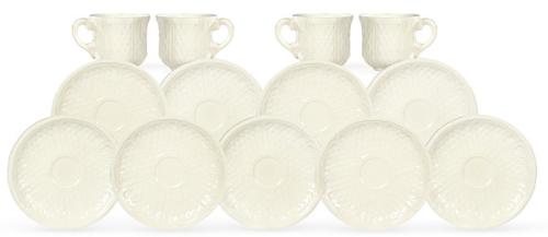Juego de café en porcelana de Gien-France esmaltada en blanco. Marcas de Font-aux Choux. Cuenta con un total de 24 platos de café y 24 tazas. Presenta piquetes.