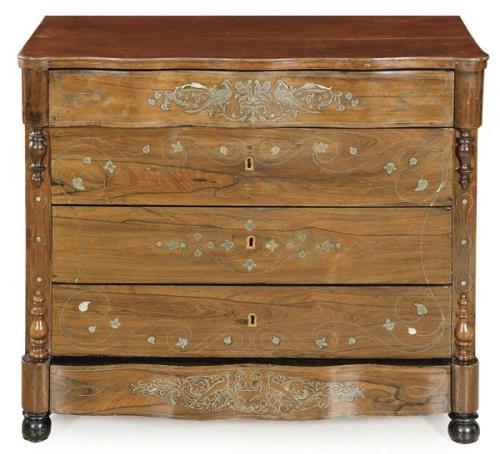  Cómoda Isabelina en madera de palo de santo con decoración embutida de motivos vegetales de estaño.