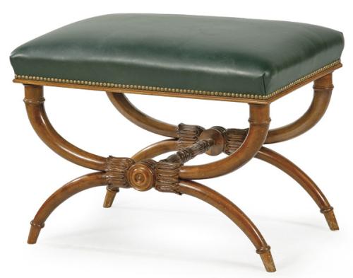  Banqueta estilo imperio en madera tallada, con asiento de cuero verde.