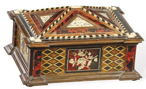  Arqueta de carey en madera de nogal y marquetería de hueso y maderas frutales con decroación de mascarones yh elementos antiguos