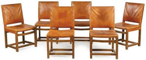 Conjunto de seis sillas en madera de haya teñida y barnizada, con patas rectas unidas por doble chambrana. Respaldos y asientos en cuero color natural. España, años 70