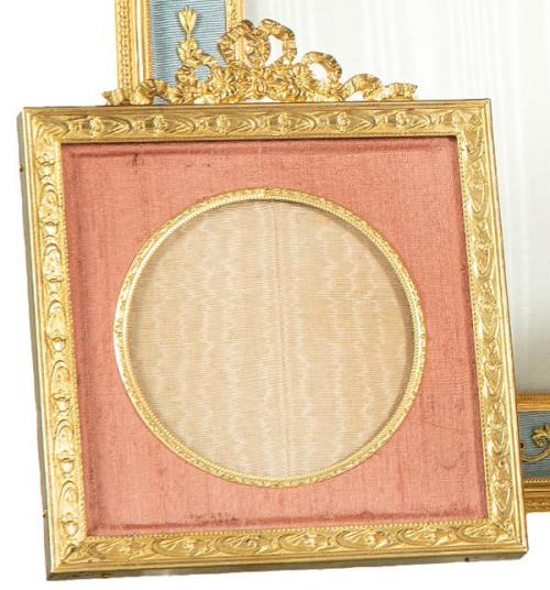  Portaretratos cuadrangular estilo Luís XVI de bronce dorado forrado en seda salmón