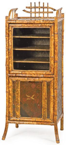  Pequeño cabinet victoriano en madera de bambú y decoración en madera lacada con decoración de chinoiseries.