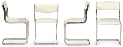  Conjunto de cuatro sillas Cesca con estructura de perfil cuadrado en metal cromado, con asiento y respaldo de curpiel blanca.