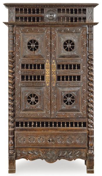  Alacena o aparador neobreton en madera de roble tallado, calado, torneado y teñido, con escudos de cerradura en latón.