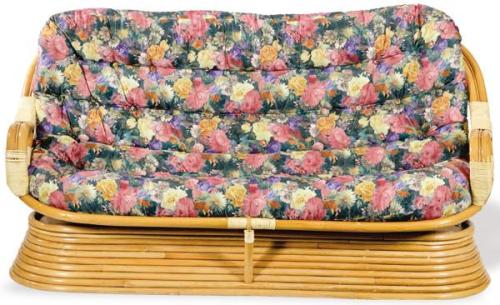  Sofá con estructura de bambú y ratán. Colchoneta en espuma de poliuretano y tapicería de flores.
