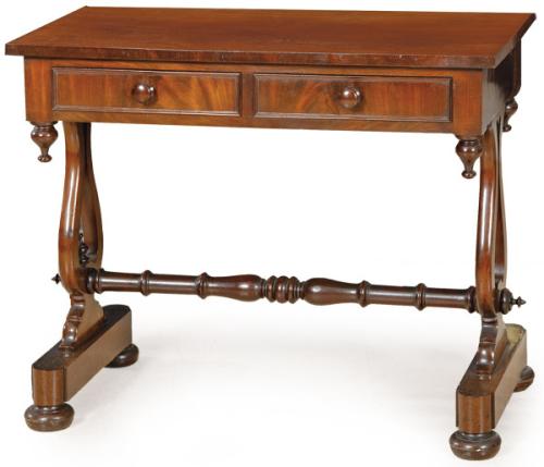  Mesa de biblioteca victoriana en madera de caoba y palma de caoba. Con tapa rectangular con dos cajones en la cintura con tiradores torneados