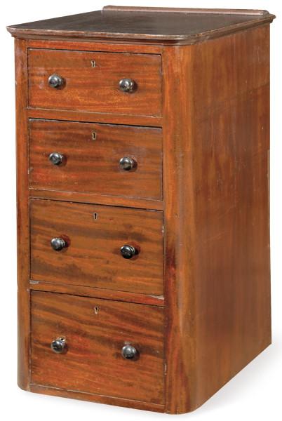  Cajonera eduardina en madera de caoba, con tiradores torneados.