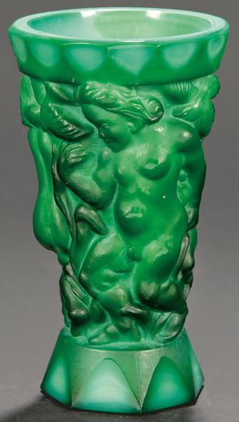  Jarrón Art Deco en cristal malaquita, de Curt Schlevogt, diseñado por Frantisek Pazourek, Bohemia h. 1930.