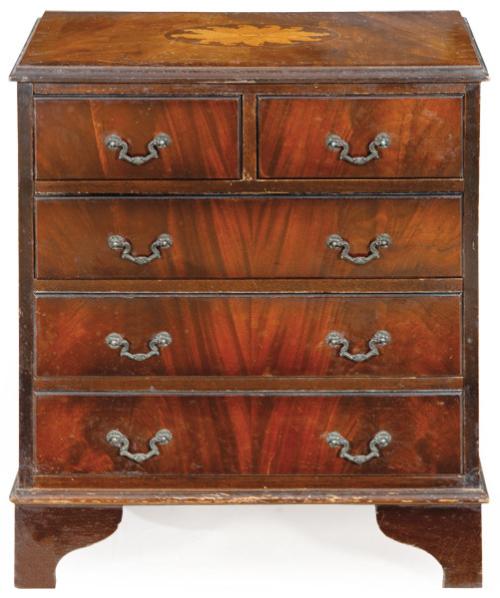  Pequeña cómoda eduardina en madera de caoba y palma de caoba, con decoración en marquetería. Tiradores de latón.Inglaterra, principios S. XX