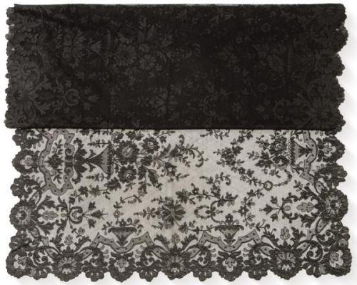  Mantilla negra rectangular en encaje frances