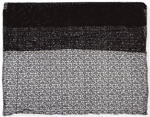  Mantilla negra de chantilly con pequeños motivos florales. Roto.