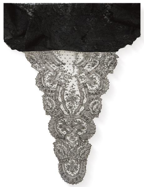  Mantilla negra en tul bordado. Francia Siglo XX
