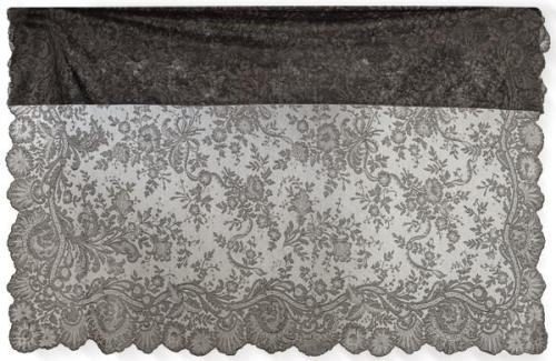  Mantilla negra de blonda con motivos florales.