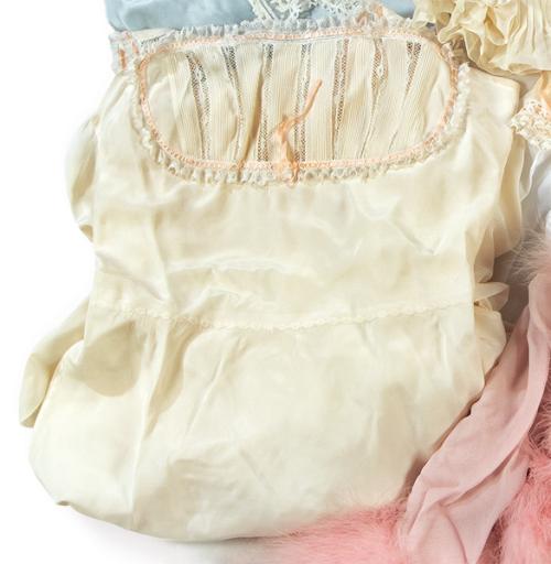 Camisón largo en raso y aplicaciones de encaje beige