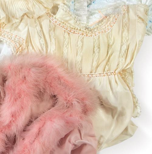 Camisón largo de raso beige y aplicaciones  de encaje