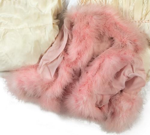 Mañanita en raso salmón rematada en plumas