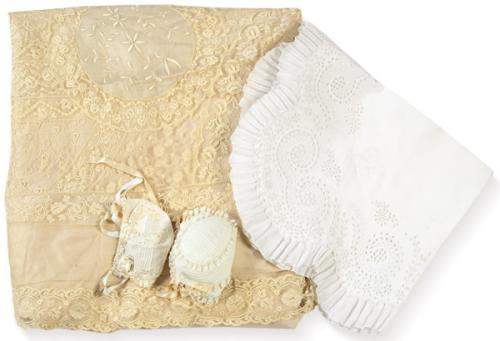  Colcha de encaje, funda de almohadón y dos gorritos de bautizo
