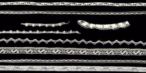  Tira ancha de encaje de Cáceres y lote tiras bordadas de distintos tamaños. En hilo de algodón blanco y beige