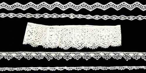  Tira ancha de encaje de Cáceres  y lote de tiras bordadas en formas geometricas en hilo de algodón.