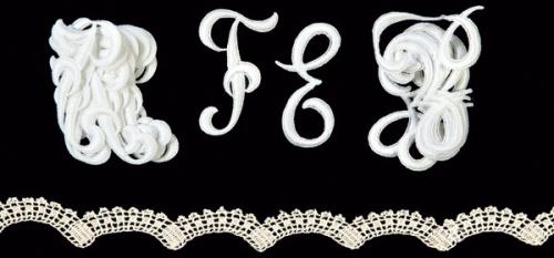  Tira de encaje de Cáceres en forma de ondas, en algodón blanco e iniciales FE en relieve blanco