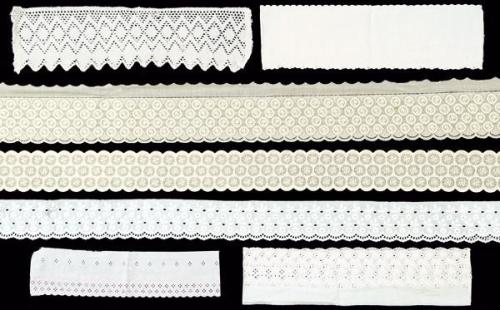  Conjunto de tiras bordadas en algodón de batista suiza e hilo.