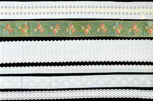  Grupo de tiras bordadas en algodon y brocado de diferentes tamaños para apliques.