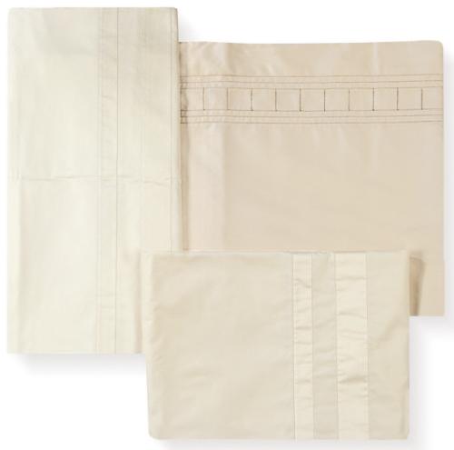  Dos colchas de raso amarillo con bordados  y dos colchas de raso amarillo con jaretas, para cama de 100 cms