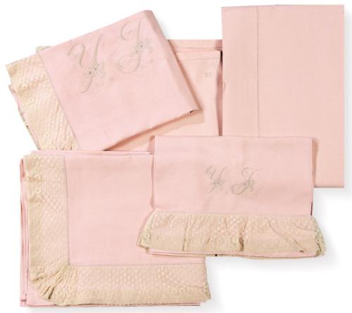  Juego de sabanas en hilo rosa con bordados en beige y encajes a tono,  para cama de 100 ms (encimera con encajes, bajera, funda de almohada, 1 cojín  y colcha lino rosa a juego)