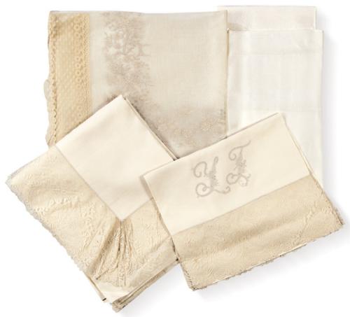  Juego de sabanas en hilo beige para cama de 100 cms (encimera con encajes, bajera, funda de almohada, 1 cojín  y colcha)