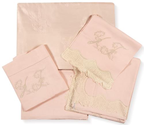  Juego de sabanas para cama de 100 cms (encimera con encaje de Caceres, bajera, funda de almohada, 1 cojín  y colcha guateada rosa )